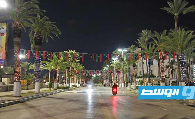 شوارع وميادين طرابلس تتزين استعدادا لاحتفالات ذكرى ثورة 17 فبراير. (وكالة الأنباء الليبية)
