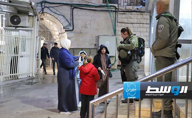 تضييق إسرائيلي على المصلين في مدخل الحرم الإبراهيمي بالخليل صبيحة عيد الفطر المبارك، 10 أبريل 2024. (الأناضول)