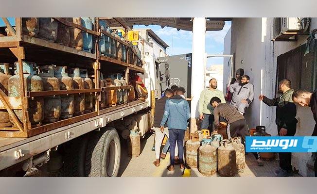 جهاز مكافحة الهجرة يوزع شحنة من غاز الطهي في طرابلس مجانا