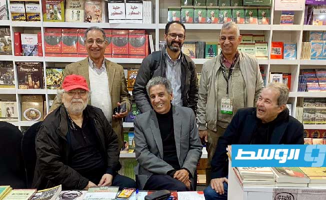 بوشناف يوقّع «العلكة» و«الكلب الذهبي» بمعرض القاهرة الدولي للكتاب. (دار الفرجاني)