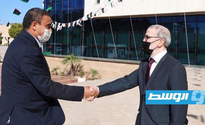 محمد الشهوبي، مع المهندس مصطفى صنع الله، 16 مارس 2021. (مؤسسة النفط)