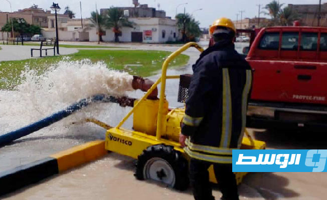 أفراد من الشركة الليبية للحديد والصلب يشاركون في أعمال شفط مياه الأمطار بمدينة مصراتة، 9 سبتمبر 2023 (الشركة الليبية للحديد والصلب)