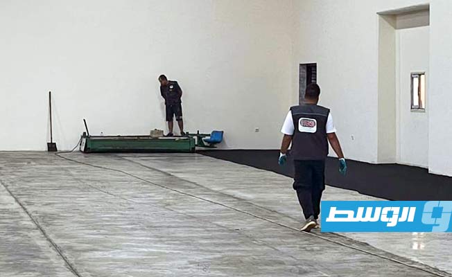 أعمال صيانة ملعب كرة اليد بالمدينة الرياضية ببنغازي. (إنترنت)