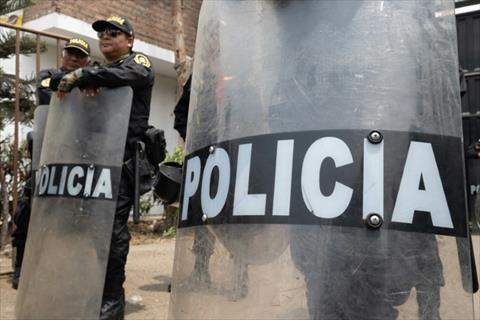 شرطي متنكر بلباس سانتا كلوز يوقف مروجي مخدرات في البيرو