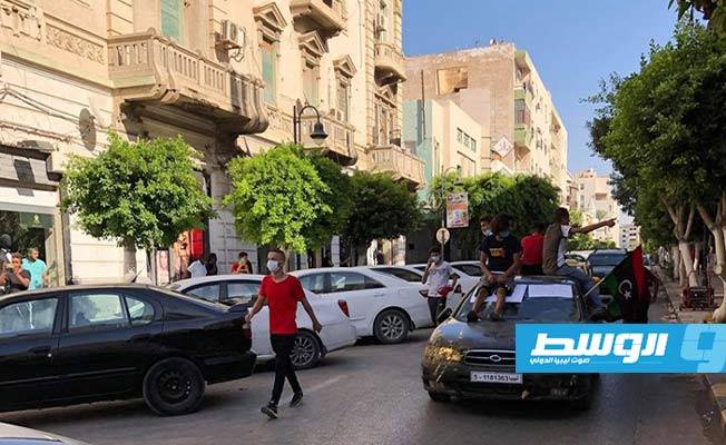 متظاهرون في ميدان الشهداء ضد الفساد: «ليبيا يا ولاد.. لا حفتر ولا سراج»