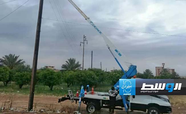 فني كهرباء خلال أعمال صيانة في طرابلس، 8 مايو 2024. (شركة الكهرباء)
