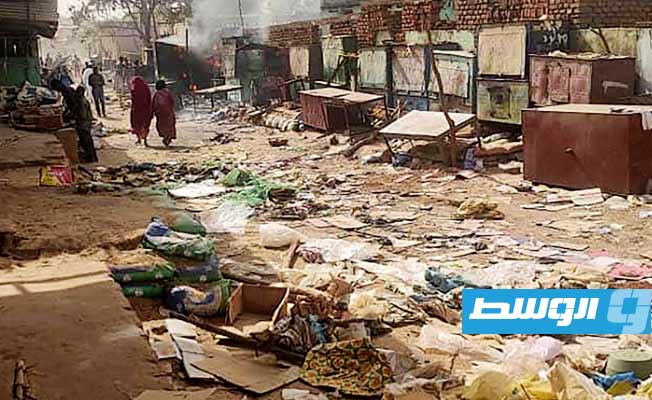 دمار نتيجة المعارك في سوق في الجنينة، عاصمة ولاية غرب دارفور، في 29 أبريل 2023. (أ ف ب)