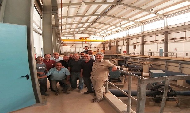 فرق الصيانة ومهندسي جهاز النهر الصناعي بعد تأمين تدفع المياه إلى بنغازي. (جهاز النهر الصناعي عبر فيسبوك)