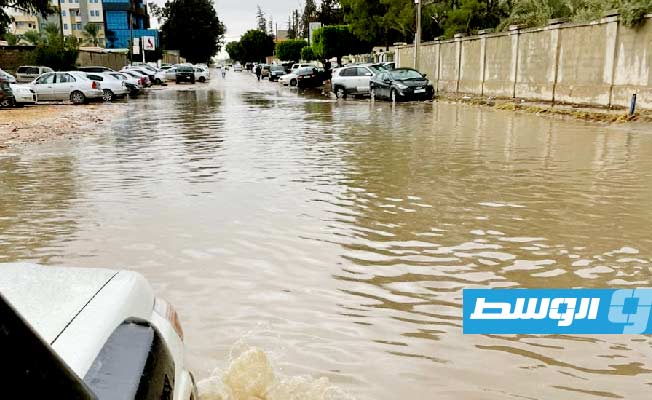 محاولات فتح مسارات في شارع غمرته مياه الأمطار في أحد شوارع جنزور، 9 ديسمبر 2023. (بلدية جنزور)