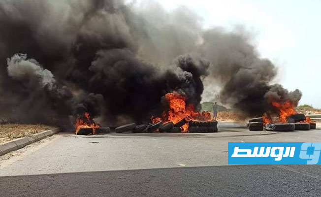 قطع طرق في العاصمة طرابلس. (فيسبوك)