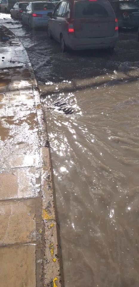 تواصل محاولات تسليك طفح مياه الأمطار في بنغازي
