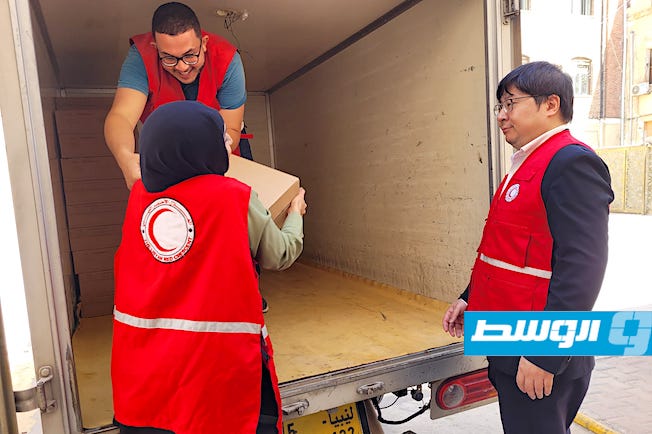 جانب من المساعدات المقدمة من جمعية الهلال الأحمر الليبي فرع طرابلس للمتضررين، الأحد 24 سبتمبر 2023 (صفحة الجمعية على فيسبوك)