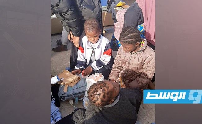 المهاجرون بعد وصولهم إلى قاعدة طرابلس البحرية. (الناطق باسم القوات البحرية الليبية)