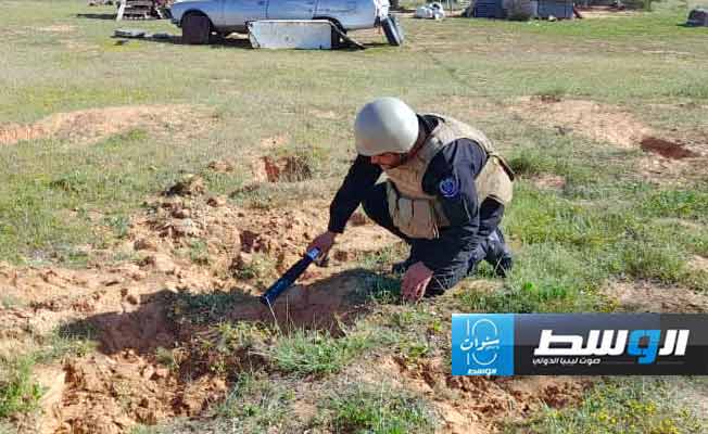 فريق تفكيك المتفجرات ينتشل القذيفتين من مزرعة مواطن في منطقة خلة الفرجان، الإثنين 19 فبراير 2024 (وزارة الداخلية)