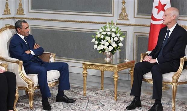 ضيوف رئيس تونس يثيرون جدلاً على مواقع التواصل الاجتماعي..«ما هكذا نجلس»