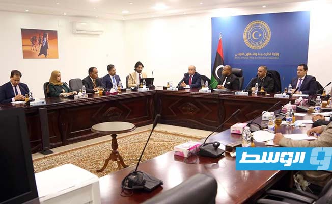 جانب من اجتماع حكومي موسع يبحث سبل عودة رحلات الطيران الدولية إلى ليبيا. (صفحة وزارة الخارجية على فيسبوك)