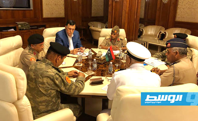 السراج خلال اجتماعه مع رؤساء أركان قوات الوفاق. (المجلس الرئاسي عبر فيسبوك)