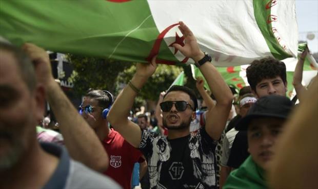 الجزائريون يتظاهرون في يوم الجمعة الثامن عشر رغم تحذيرات قيادة الجيش