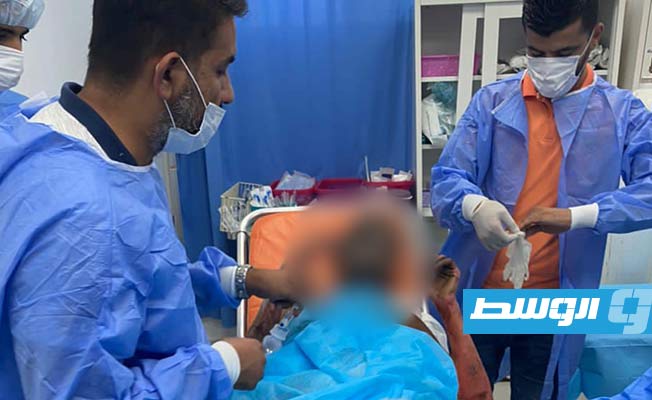 أحد المصابين في حادث بنت بية يتلقى العلاج فور وصوله مستشفى الحروق في طرابلس، الإثنين 1 أغسطس 2022. (وزارة الصحة)