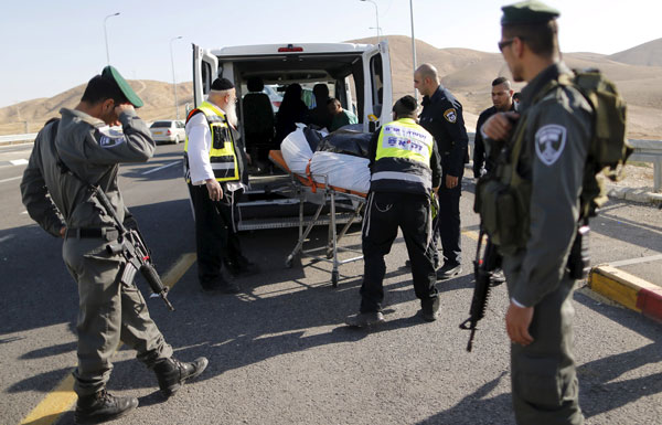 إصابة ثلاثة إسرائيليين بجروح إثر تعرضهم للطعن بسكين قرب رام الله بفلسطين المحتلة