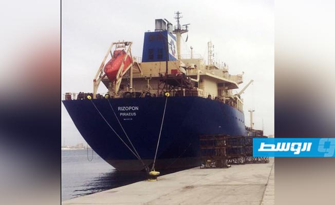 ناقلة الوقود «ريزبون» تصل ميناء طرابلس والتوزيع على المحطات اليوم