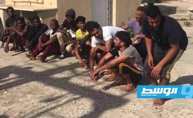 ضبط 13 مهاجرًا على ساحل أبوكماش أثناء استعدادهم للهجرة غير الشرعية