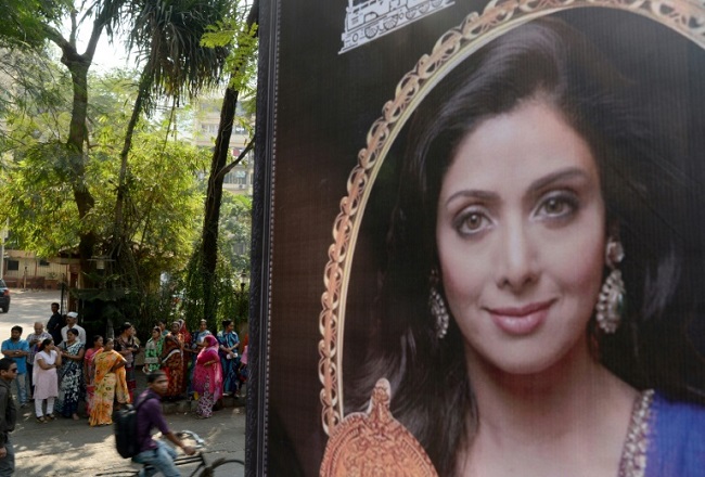 دبي تسلم جثمان الممثلة الهندية كابور إلى ذويها