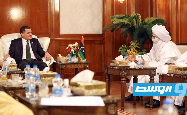 رئيس حكومة الوحدة الوطنية الموقتة، عبد الحميد الدبيبة، يلتقي رئيس وأعضاء المجلس الاجتماعي للطوارق. (صفحة الحكومة على فيسبوك)