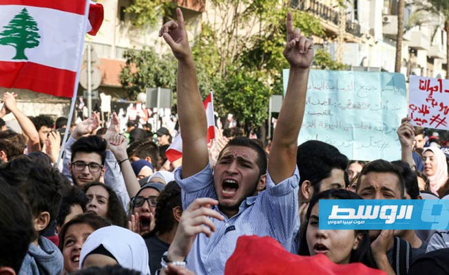 طلاب لبنان يعتصمون أمام مدارسهم وجامعاتهم تحديا لاستئناف الدروس