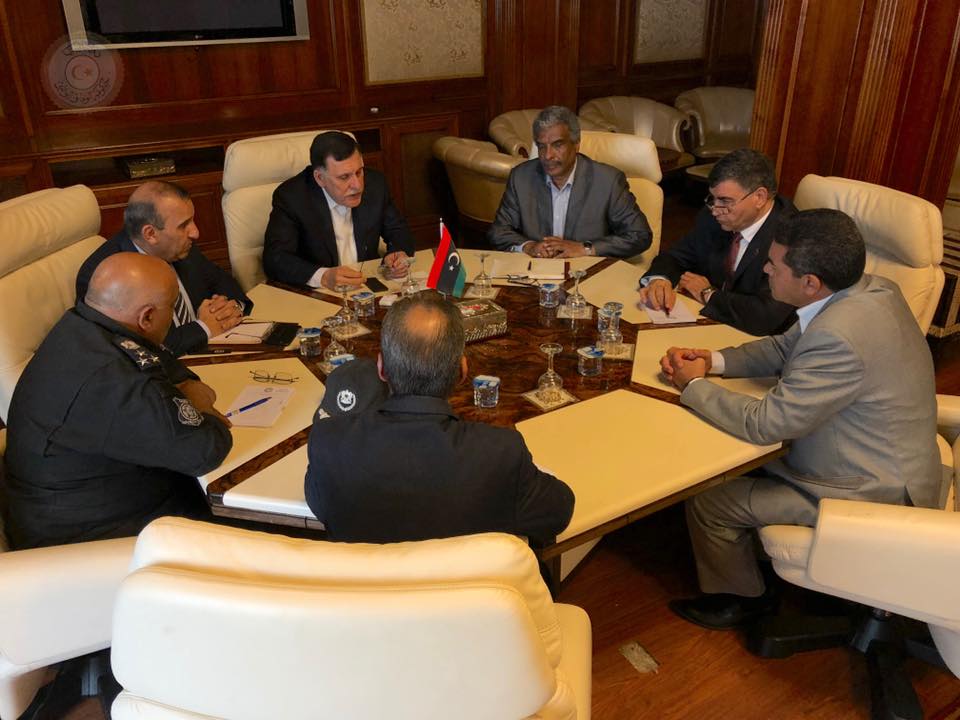 اجتماع السراج مع القيادات الأمنية والعسكرية في طرابلس. (المكتب الإعلامي لرئيس المجلس الرئاسي)