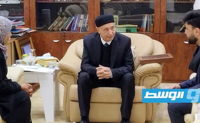 وزيرة الثقافة في «حكومة باشاغا» مع المستشار عقيلة صالح عقب أداء اليمين الدستورية. الأحد 3 أبريل 2022 (مجلس النواب)