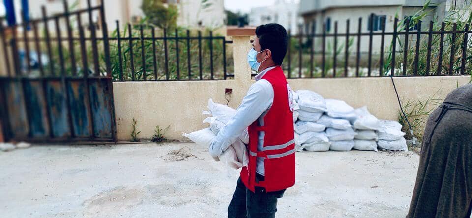 الهلال الأحمر يوزع سلة غذائية متكاملة للنازحين من طرابلس في زوارة