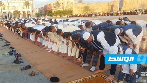 بالصور: الليبيون يؤدون صلاة عيد الأضحى