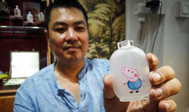 «بيبا بيغ» تعيد إحياء حرفة الرسم داخل الزجاجات في الصين