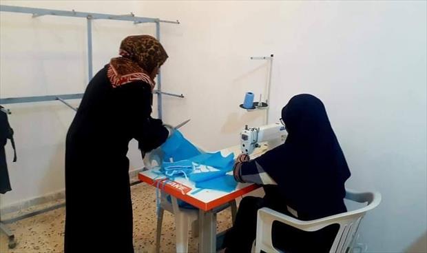 نساء بجنوب الغريفة يحكن كمامات واقية من فيروس كورونا، 30 مارس 2020. (منظمة فزان ليبيا)