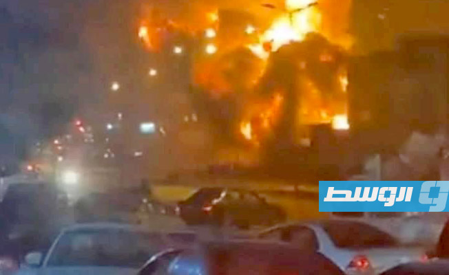 لقطة من تسجيل للحريق الذي اندلع مساء الجمعة بمحطة البيفي في تاجوراء. (الإنترنت)