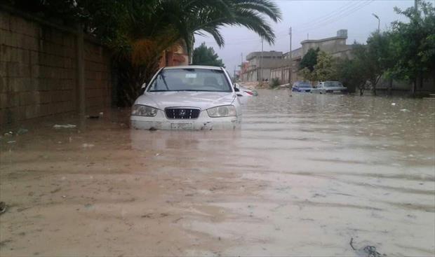 الأمطار الغزيرة تغرق شوارع شحات وإجلاء أسر من منازل غمراتها المياه