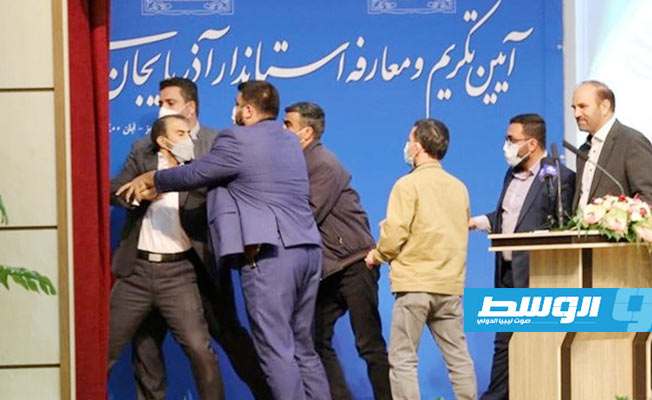 حاكم محافظة إيرانية يتلقى صفعة قوية خلال حفل تنصيبه (فيديو)
