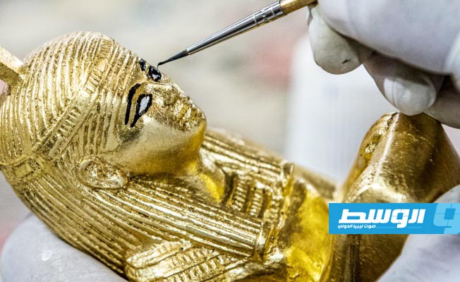صناع التذكارات الفرعونية يحلمون بـ«أيام أفضل»