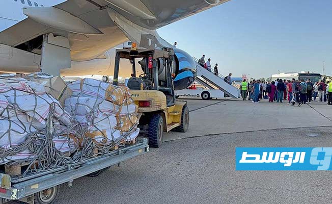 مساعدات مخصصة للمناطق المتضررة من العاصفة «دانيال» في مطار معيتيقة، 12 سبتمبر 2023. (الصحة)