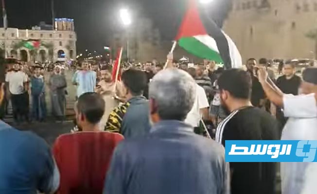 متظاهرون في ميدان الشهداء بطرابلس تنديدا بجرائم الاحتلال الإسرائيلي