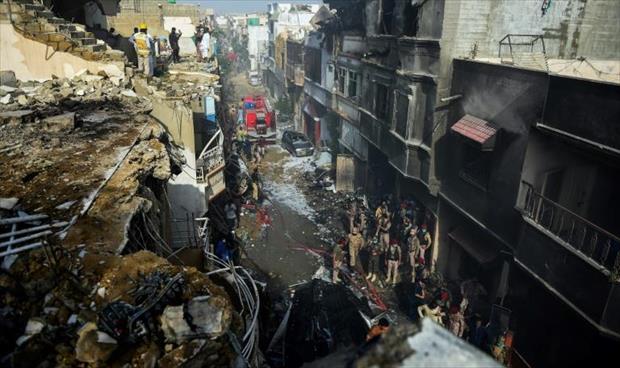 40 قتيلا على الأقل في تحطم طائرة باكستانية في كراتشي