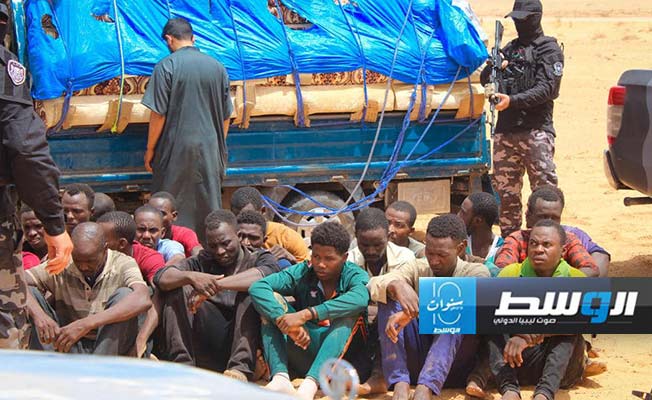 إحباط تهريب مهاجرين في سيارة محملة بالأثاث بمنطقة أبوقرين، 11 يونيو 2024. (إدارة العمليات الأمنية)