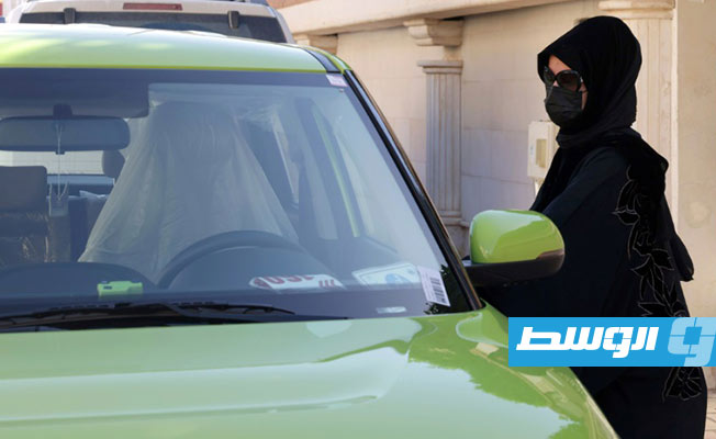 سعوديات يقدن سيارات أجرة لتحسين دخلهن ومواجهة الغلاء