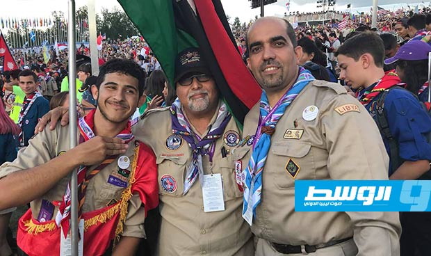 الكشاف الليبيين مع زملائهم من دول أخرى يرفعون العلم الليبي في محمية سوميت بيكتل بأمريكا. (الوسط)