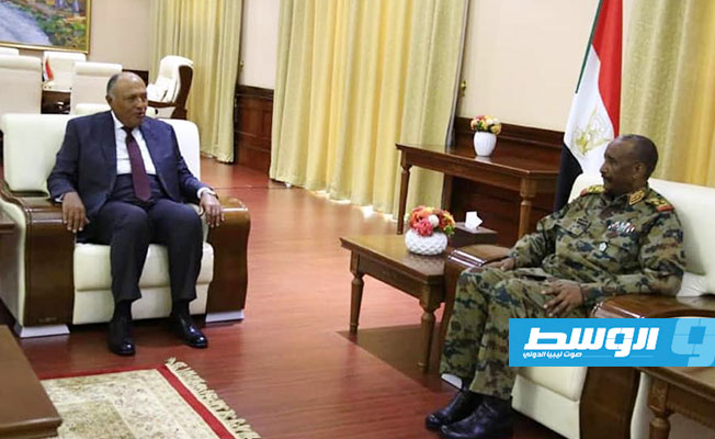 سامح شكري يلتقي رئيس المجلس السيادي السوداني في الخرطوم