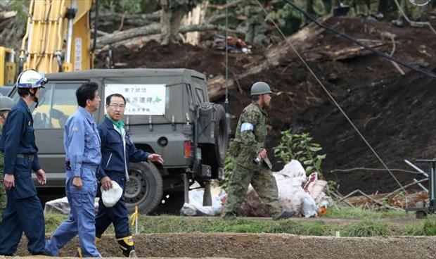 رئيس الحكومة اليابانية يزور جزيرة ضربها الزلزال وخلفت 42 قتيلاً