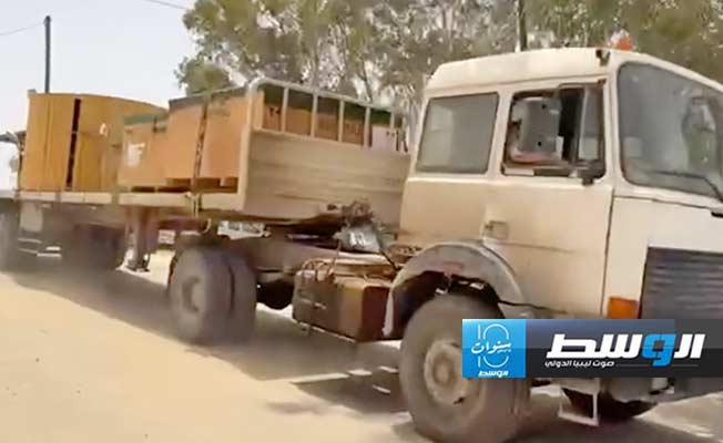 جانب من تسيير شحنة مواد كهربائية من طرابلس إلى زوارة، الإثنين 1 يوليو 2024 (لقطة مثبتة من فيديو)