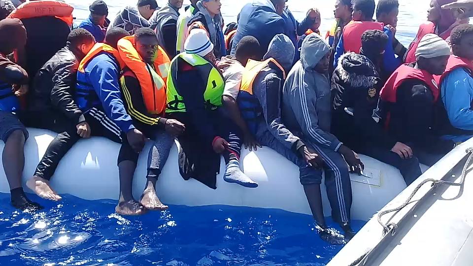 إنقاذ 120 مهاجرًا غير شرعي وإعادتهم إلى صبراتة