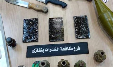 ضبط تاجر مخدرات بحوزته متفجرات في بنغازي